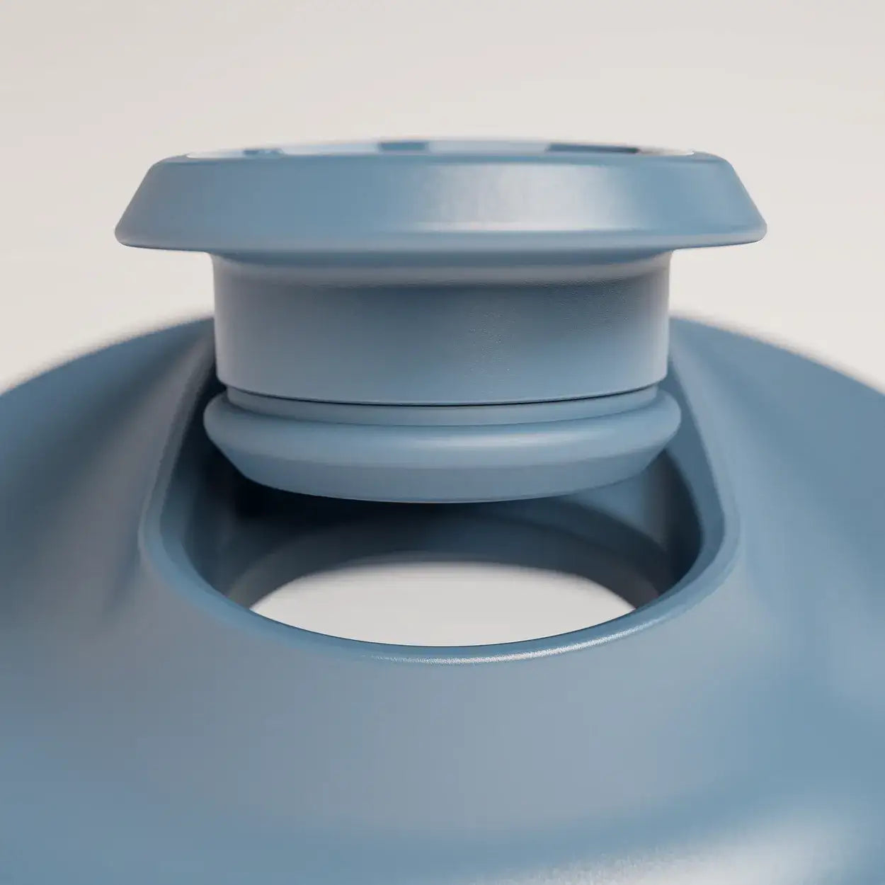 intelligent-cordless-portable-blender-c2 ICB_bottleAssembly_midnightBlue_2_2_MPCloop_edit.webp