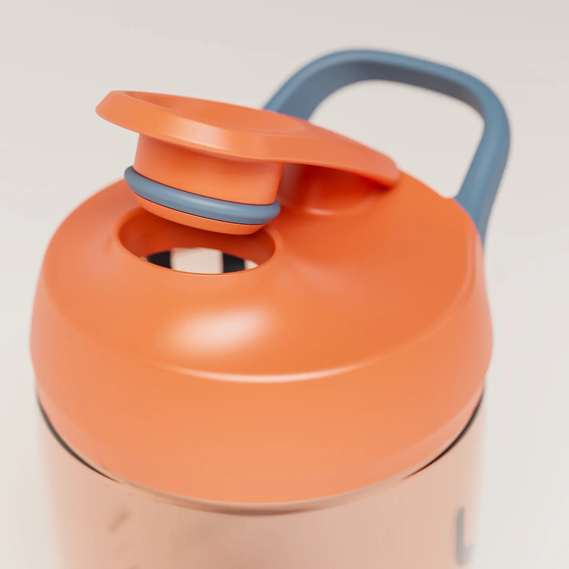 ecozen-performance-shaker-bottle-g4 SHKR_24700_P-S1.1_burntOrange_midnightBlue_2_4_highInsert_edit_5fd2c49f-de30-40e7-8d93-300097a4ce37.png