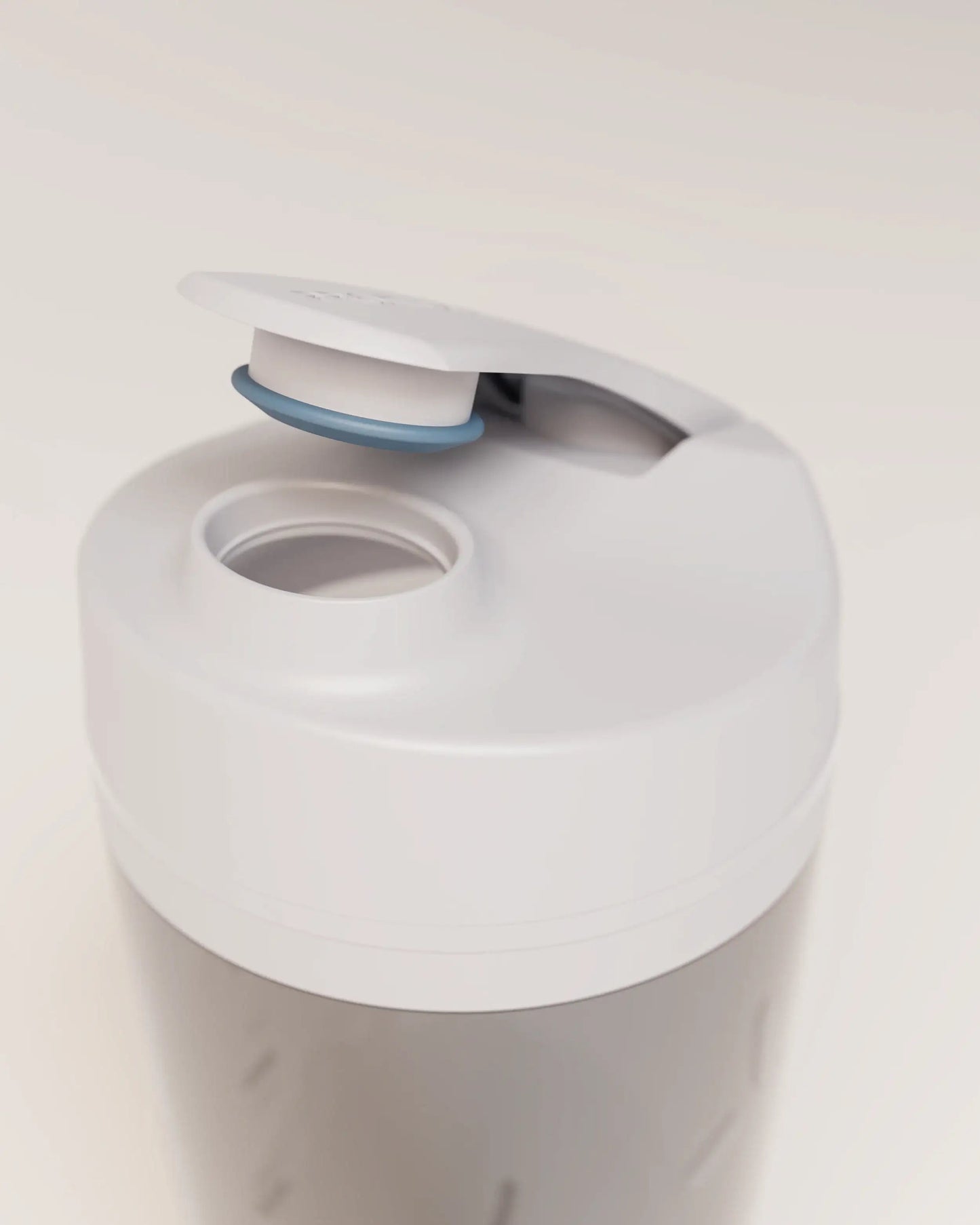 electric-shaker-bottle-t3 VM_LiPo_3.7-700_v1_coolGray_4x5_noNUTRiPOD_2_4_highInsert_EDIT.png