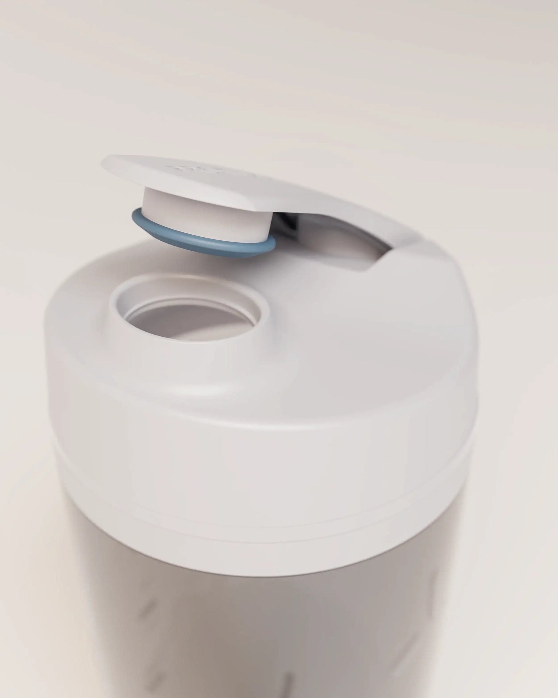 electric-shaker-bottle-t3 VM_LiPo_3.7-700_v1_coolGray_4x5_noNUTRiPOD_2_4_highInsert_EDIT.png